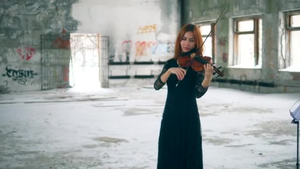 Tomt rum med en kvinnlig violinist spelar instrumentet — Stockvideo