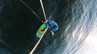 Kiting sırasında tahtadan düşen bir adamın baş aşağı görünümü