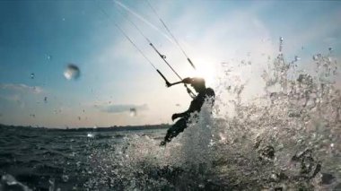 Bir kişi sıçramaları ile kiteboard olduğunu