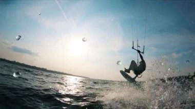 Kiteboard adam yavaş çekimde bir hile yapıyor