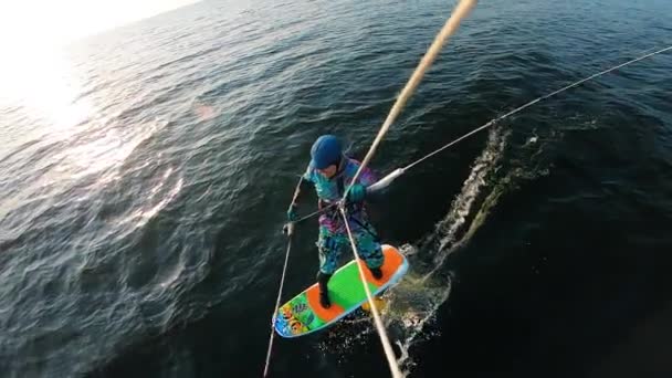 Vista superior de um kitesurfer macho caindo do tabuleiro — Vídeo de Stock
