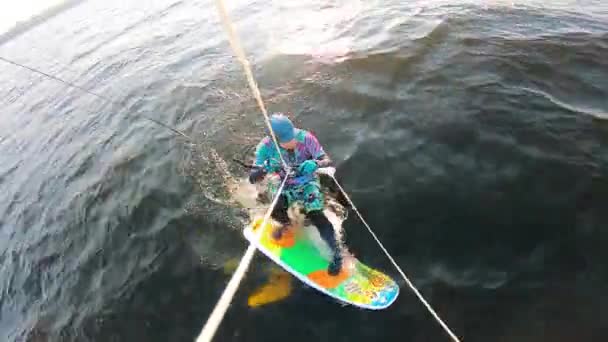 Manlig kitesurfare står upp tillbaka till brädet — Stockvideo