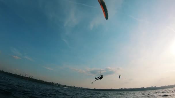 Movimiento lento de un hombre cayendo del kiteboard — Vídeo de stock