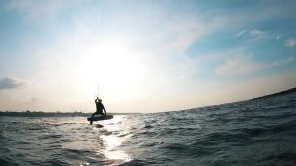 Kiter rijdt op het bord richting de kust — Stockvideo