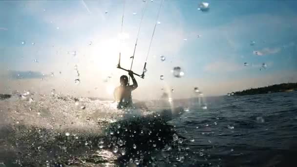 Un homme fait du kitesurf sur l'eau — Video