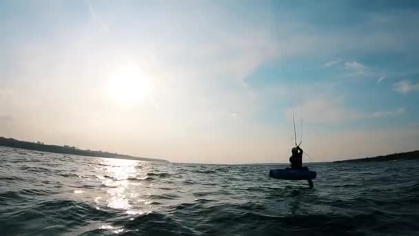 Człowiek jest profesjonalnie jeździć na kiteboard — Wideo stockowe