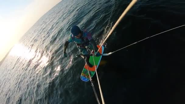 Vista superior de un hombre cayendo mientras practicaba kitesurf — Vídeo de stock