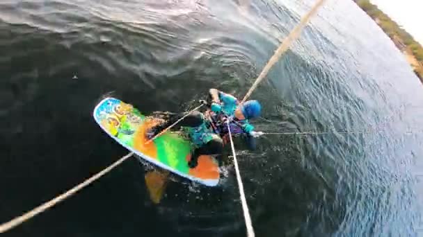 风筝冲浪者在坠落后又回到了板上 — 图库视频影像