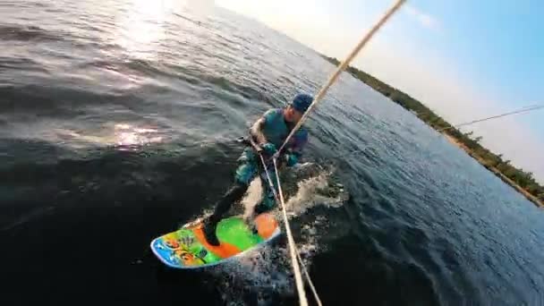 Een man krijgt weer op het bord en kiten verder — Stockvideo