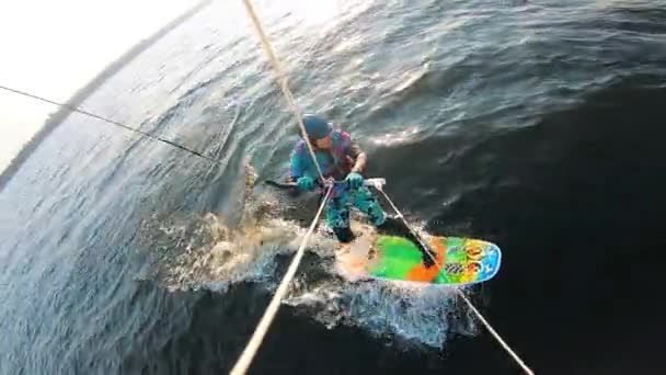 Vista superior de una persona que kite a lo largo del río — Vídeo de stock