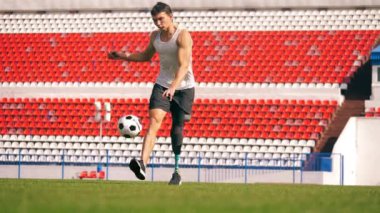 Engelli futbolcu stadyumda topa vuruyor