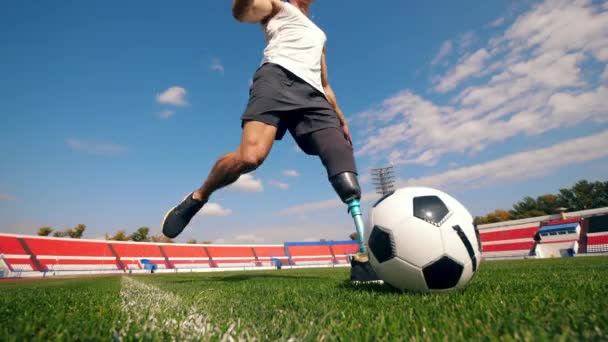 Una pelota está siendo golpeada por un atleta con una pierna biónica — Vídeos de Stock