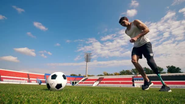 Спортсмен з обмеженими можливостями вдарив у футбол — стокове відео