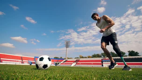 Upośledzony sportowiec uderza w piłkę nożną — Wideo stockowe