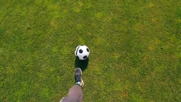 Visão em primeira pessoa de um atleta com uma perna biônica driblando uma bola — Vídeo de Stock