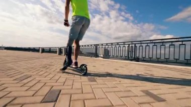 Scooter biyonik bacaklı bir kişi tarafından biniliyor