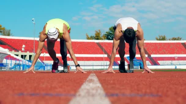 Sportler mit Beinprothesen beginnen zu laufen — Stockvideo