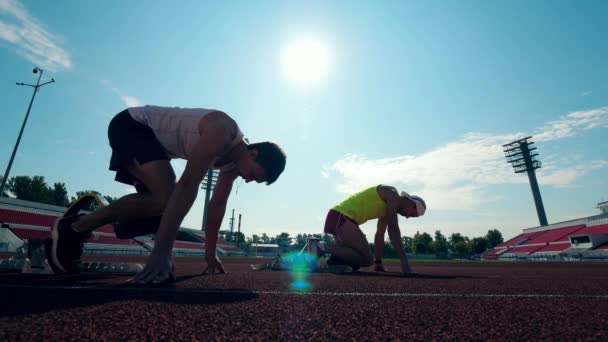 Los hombres con piernas protésicas se están preparando y comienzan a correr — Vídeos de Stock