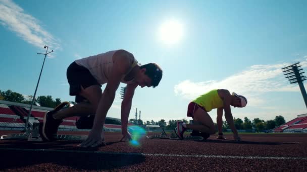 Paralympians with artificial legs are practicing in running — 图库视频影像