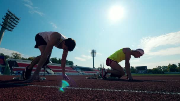 Atletas con piernas artificiales comienzan a correr — Vídeos de Stock