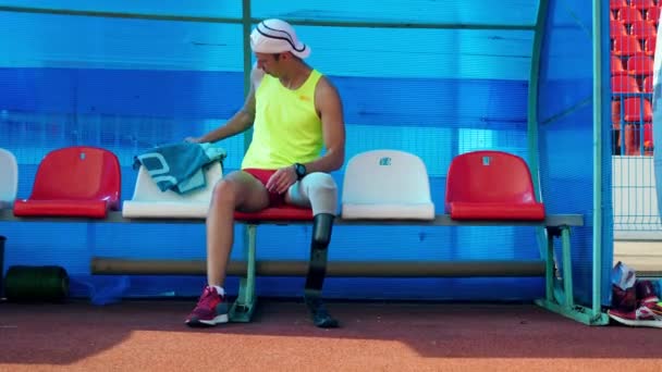 Rimozione di una gamba protesica da parte di un paralimpico maschile — Video Stock