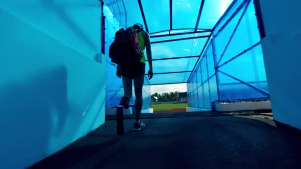 Atleta com uma perna artificial está entrando no estádio — Vídeo de Stock