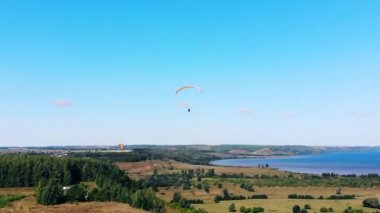 Yamaç paraşütçüleri yüksek uçan sporcular.