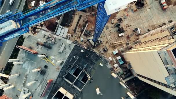 Plateforme d'un immeuble de grande hauteur en cours dans une vue d'ensemble — Video