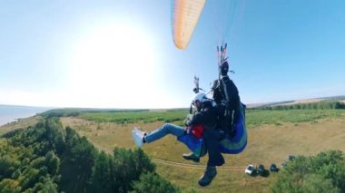 Tandem yamaç paraşütü gökyüzünde bir yamaç paraşütü ile uçan.