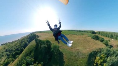 İnsanlar bir paraplane ile gökyüzünde süzülen.