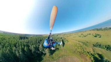 Yamaç paraşütü tandem bir paraplane ile birlikte uçan.