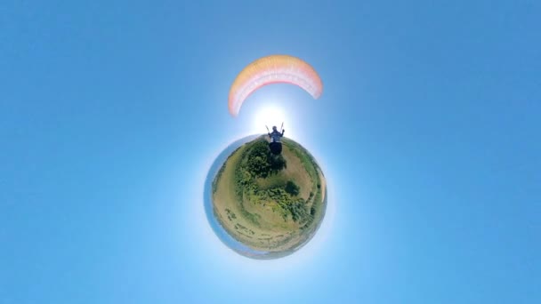 Man controls a yellow paraplane in the sky. 360 view. — Stock Video