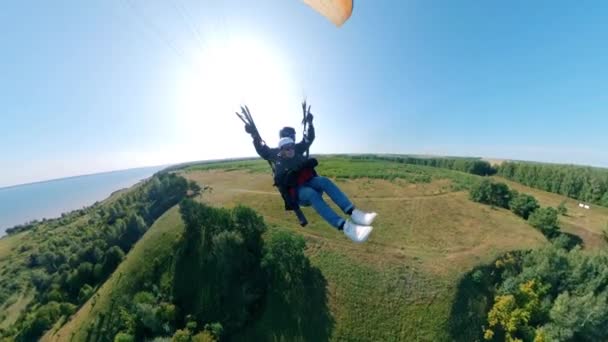 Pessoas deslizando no céu com um paraplano . — Vídeo de Stock