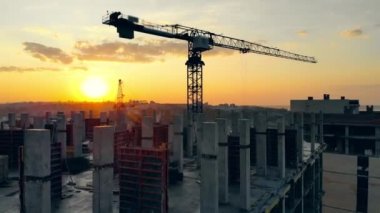 Gün batımında vinçli kentsel şantiye