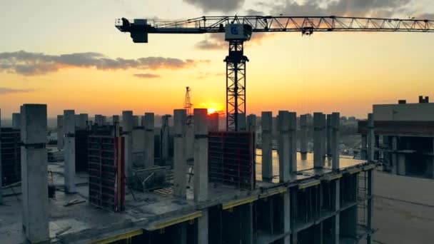 Mehrstöckige Häuser werden bei Sonnenuntergang gebaut — Stockvideo