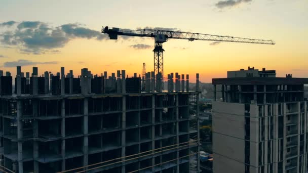 Закат города с многоэтажными домами строится — стоковое видео
