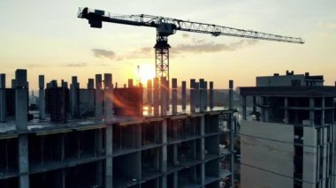 Çok katlı bir ev ve vinç ile Sunset şantiye