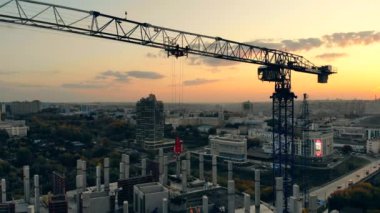 Gün batımı şantiyede bina vinç. Gün batımında şantiye.