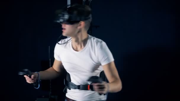 VR oyunları oynayan genç bir oyuncu. Robotik Vr sibernetik oyun sistemi. — Stok video