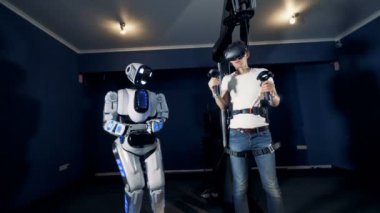 Bir robot insan hareketlerini taklit eder. Robotik Vr sibernetik oyun sistemi.