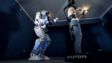 İnsan ve robot VR oyunları oynuyor. Sanal gerçeklikte oyun oynamak için Vr 360 kulaklık sanal avatarıName.