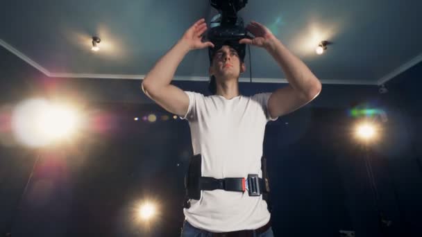 Uomo con occhiali VR in una sala giochi. Sistema di gioco cibernetico VR robotico . — Video Stock