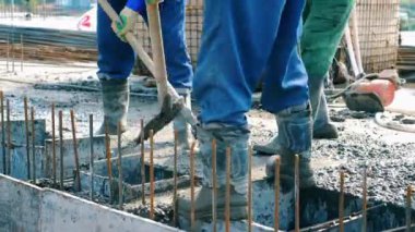 Yerlere beton döşeyen işçiler.