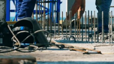 İnşaat alanında metal inşaatında çalışan adamlar..