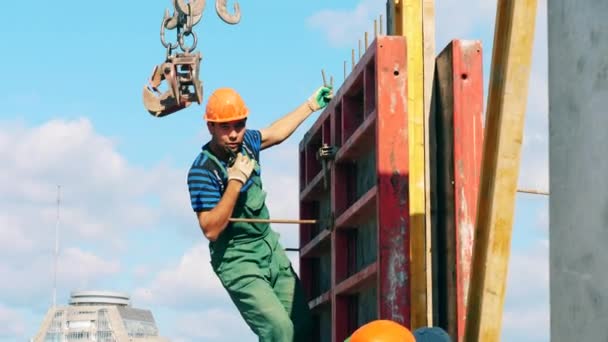 Een bouwer gebruikt walkie-talkie tijdens het werken op een bouwplaats. — Stockvideo