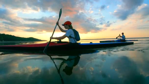 Zeitlupe von Menschen, die über das Wasser paddeln — Stockvideo