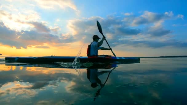 Paddlers estão atravessando a superfície da água em caiaques — Vídeo de Stock