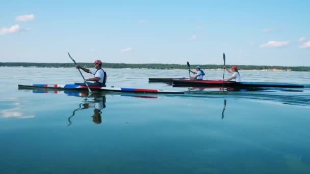 Roddtävlingen hålls vid sjön i slow motion — Stockvideo