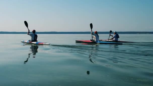 Gruppe von Paddlern rudert entlang des Sees — Stockvideo