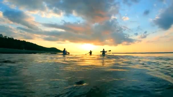 Lago pôr do sol com velejadores canoagem em câmera lenta — Vídeo de Stock